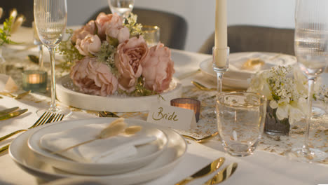 Nahaufnahme-Des-Für-Das-Essen-Gedeckten-Tisches-Bei-Der-Hochzeitsfeier-Mit-Tischkarten-Für-Braut-Und-Bräutigam-1